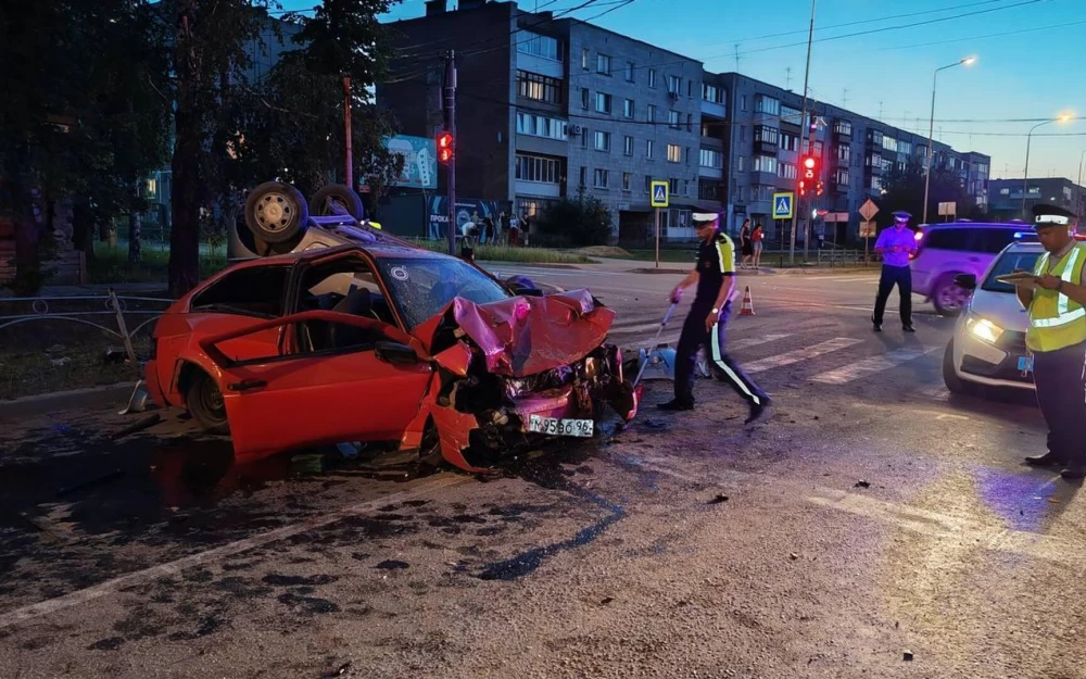 В Свердловской области шесть человек пострадали в ДТП с двумя легковушками