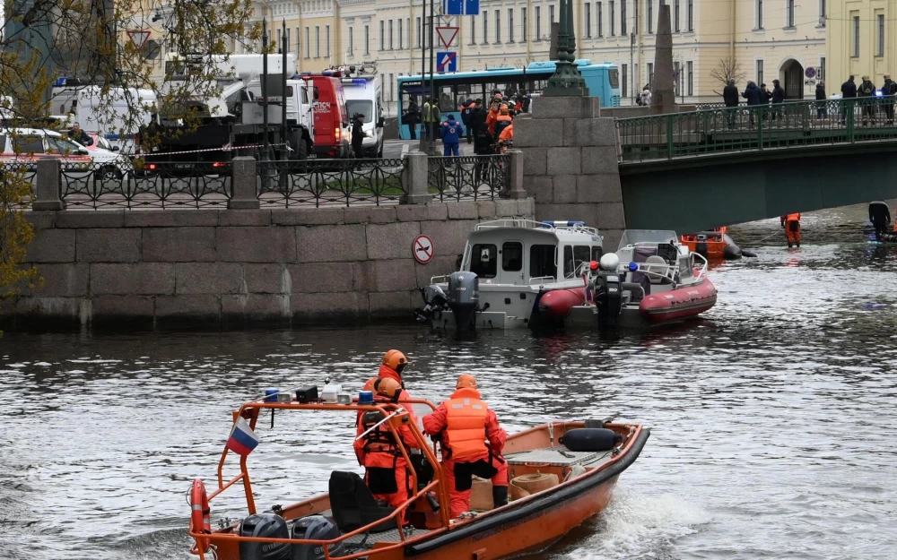 Водителя автобуса, упавшего в реку в Петербурге, допросили