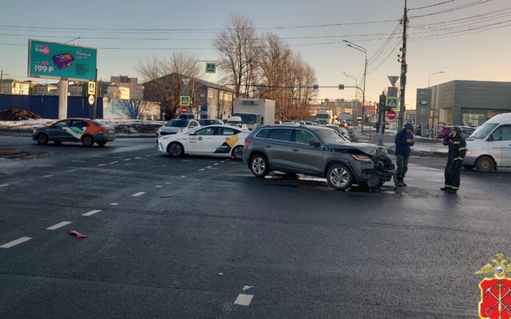 В Петербурге внедорожник упал в Обводный канал