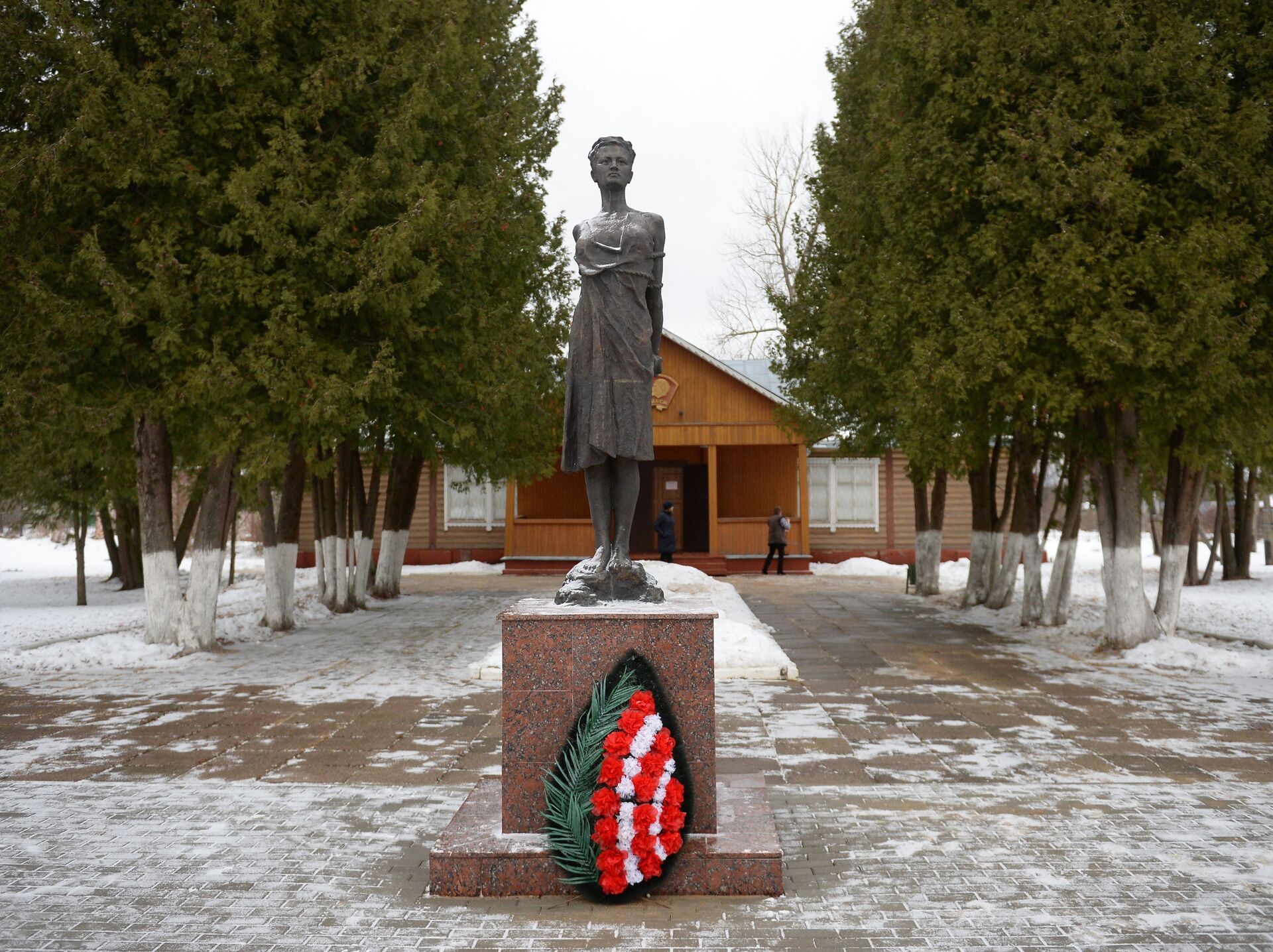 Памятник перед музеем Зои Космодемьянской в подмосковном селе Петрищево, 1920, 03.05.2024