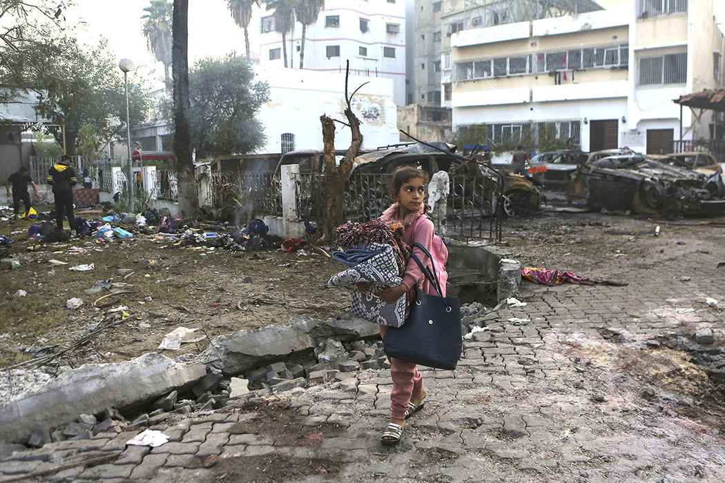 Вещи погибших, крыша на боку: появились трагичные кадры разрушенной ракетой больницы в Газе 
