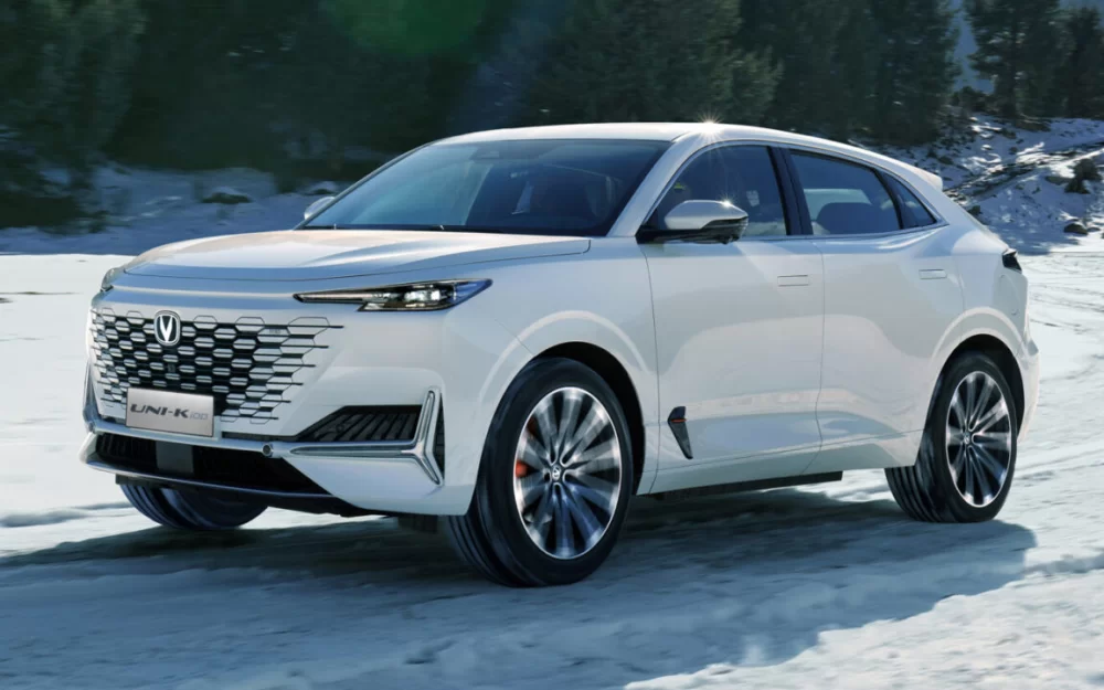 В России начались продажи нового гибридного кроссовера. Сколько он стоит