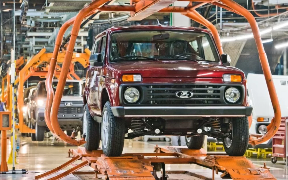 АвтоВАЗ подтвердил проблемы с продажами дорогих LADA. Из-за них могут изменить план производства