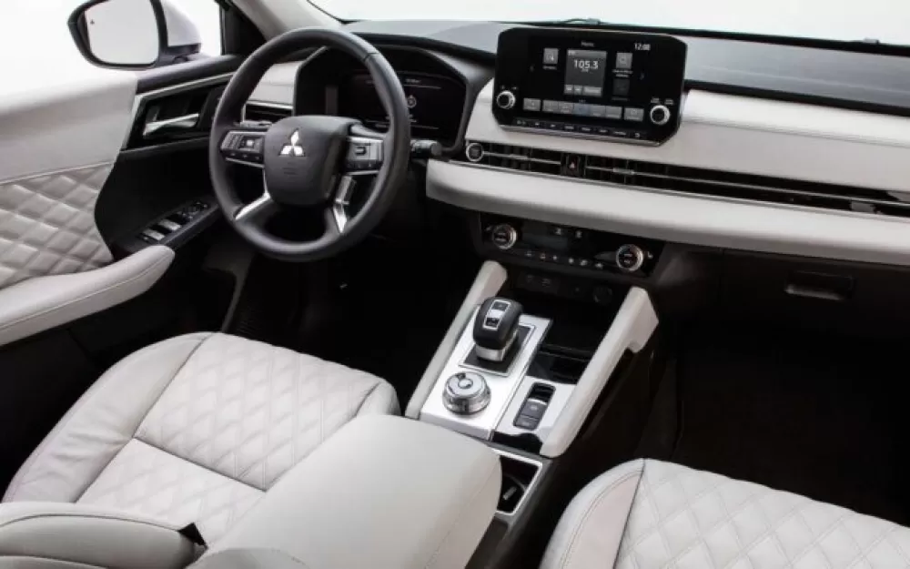 Интерьер Mitsubishi Outlander