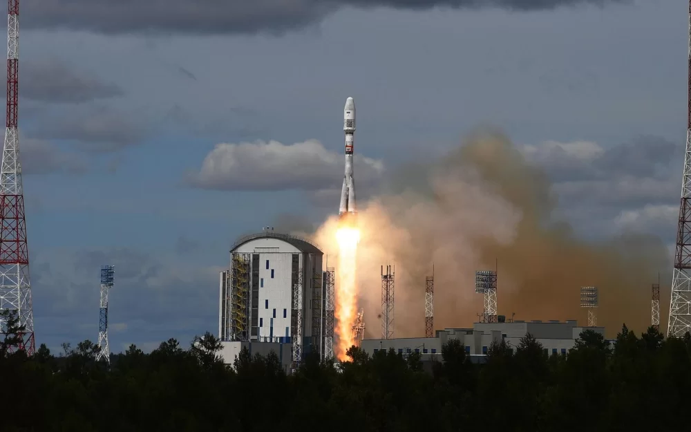 На космодроме Восточный установили ракету Союз-2.1б