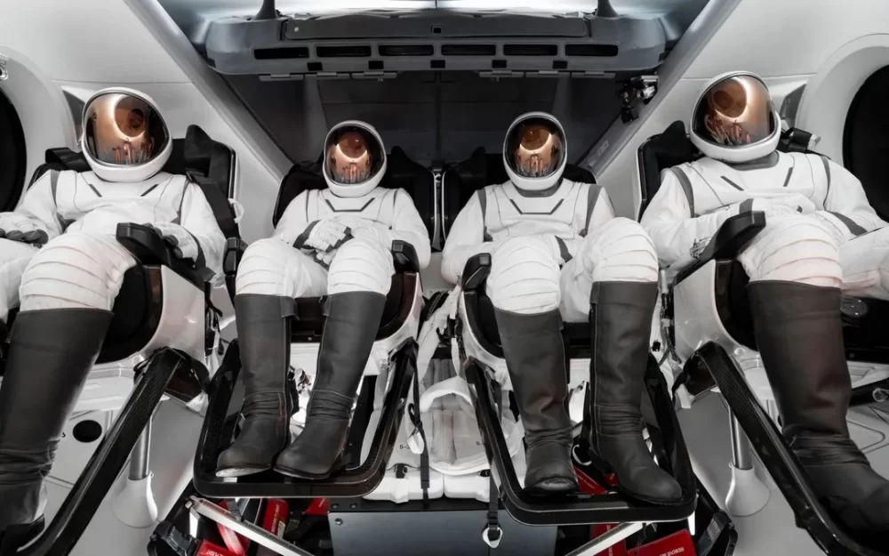 SpaceX представила скафандр для астронавтов Extravehicular Activity Suit для выхода в открытый космос