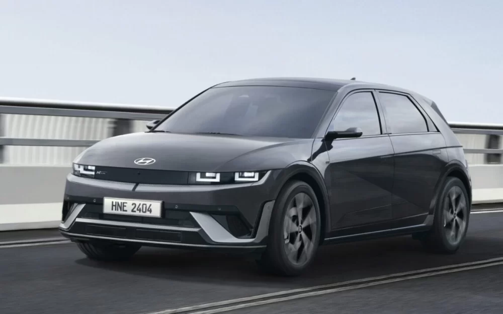 Названы лучшие спортивные электрокары в 2024 году. Список из 10 моделей