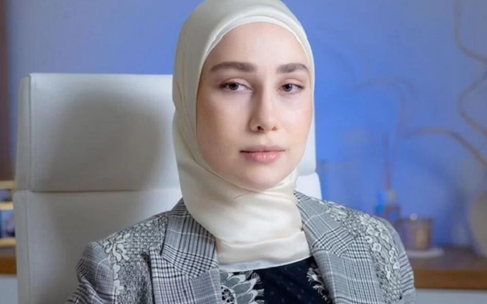 Министр культуры Чечни Байсарова получила звание заслуженного артиста