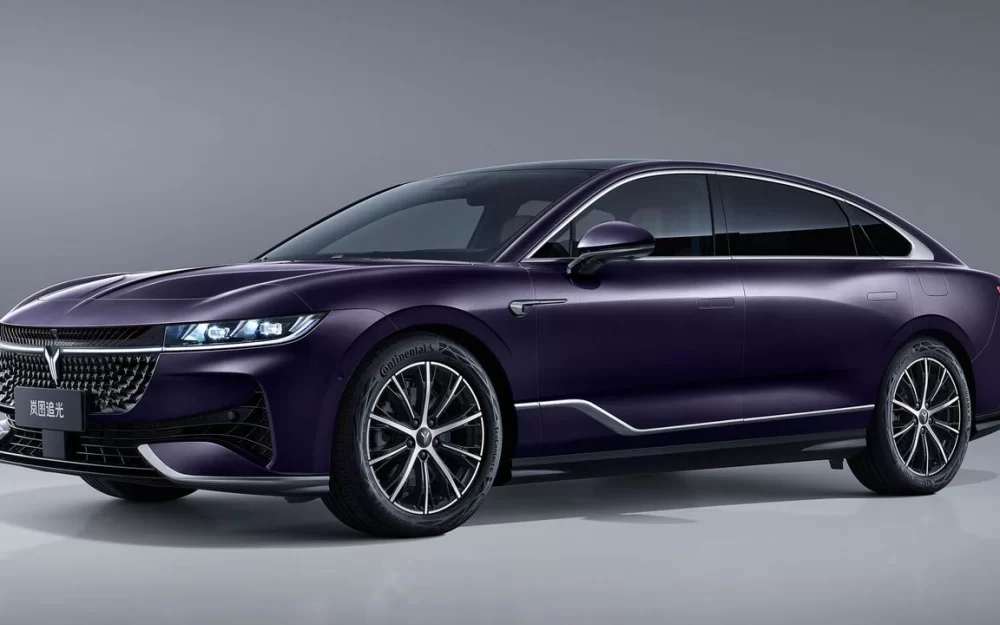 В России заметили новый дальнобойный седан Voyah с запасом хода до 1000 км. Скоро старт продаж