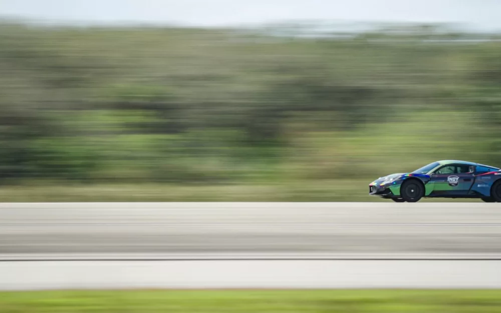 Беспилотный Maserati MC20 Coupe разогнался до 318 км/ч на площадке в Космическом центре Кеннеди