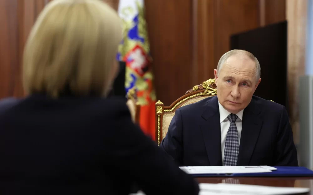 Путин обсудил с Любимовой ситуацию с десятилеткой в Петербурге