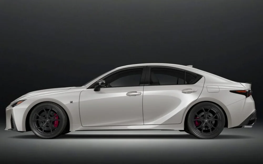 Седан Lexus IS получил новую лимитированную версию. Она может стать «прощальной»