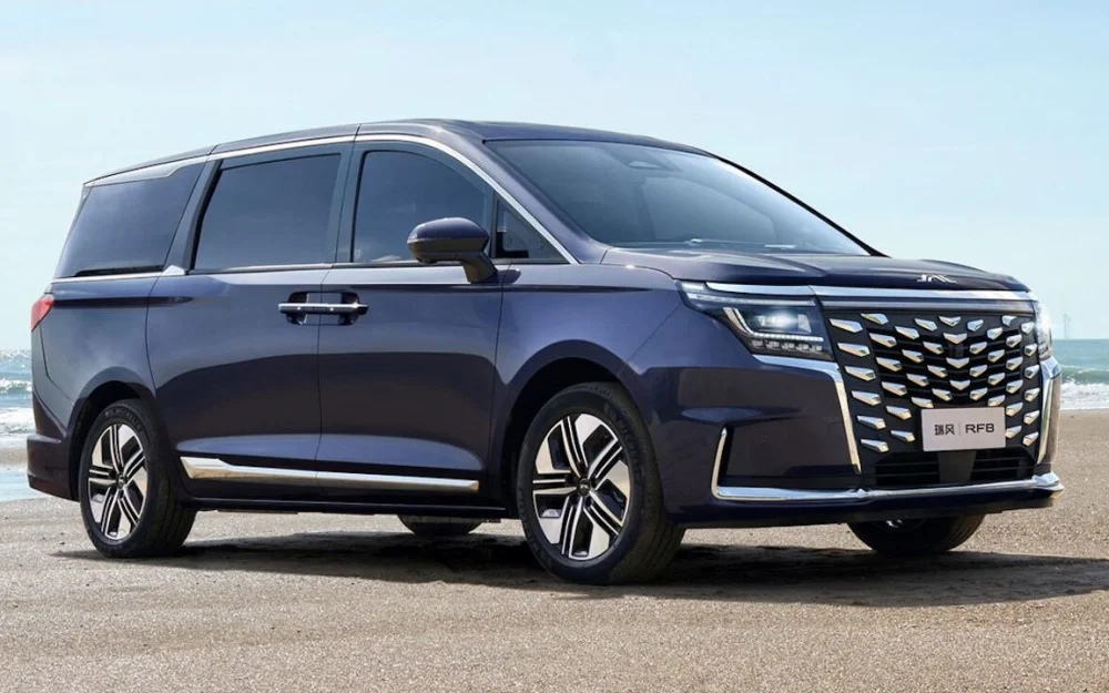 В России официально появится новый минивэн. Он не должен быть дорогим