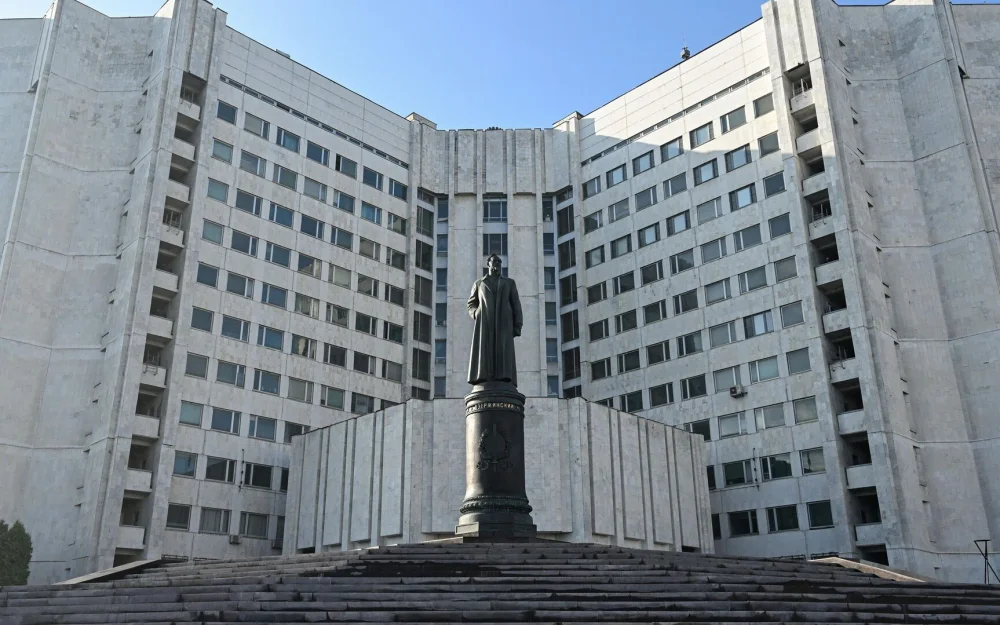 Европа и Киев пытаются омрачить празднование юбилея Победы, заявили в СВР