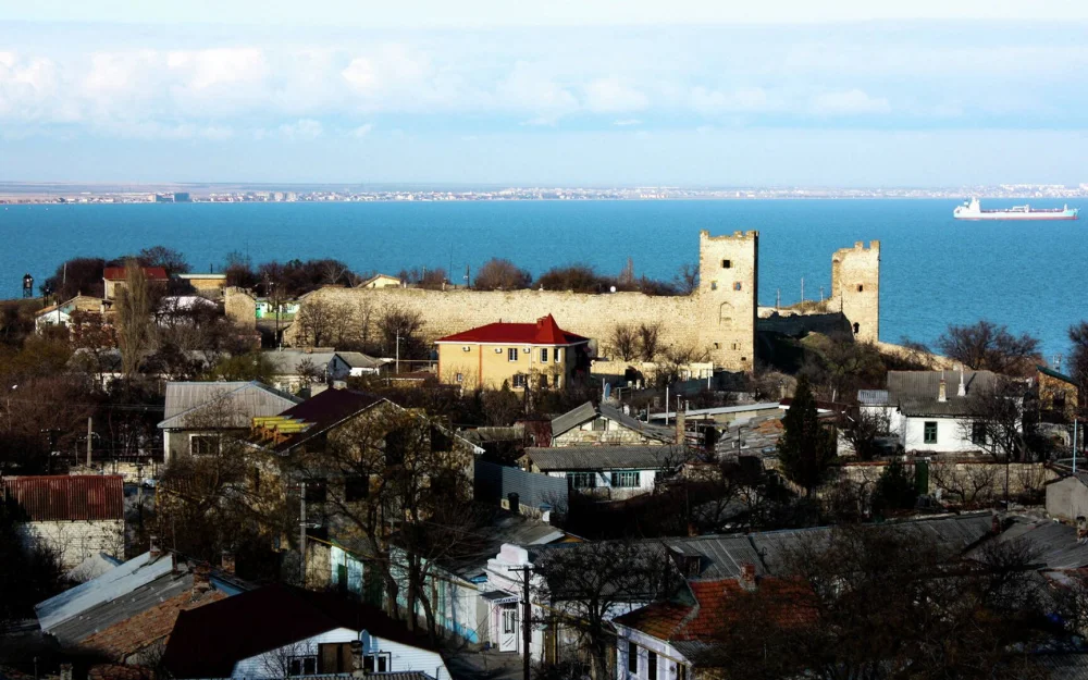 В Феодосии открыли стелу Город воинской славы