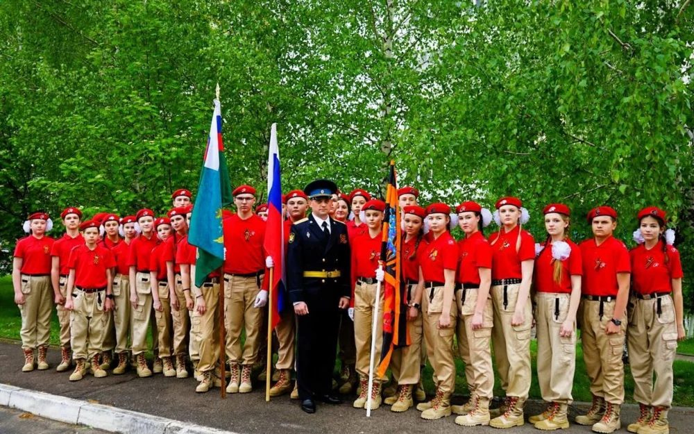 Орловские школьники провели парад под окнами ветерана