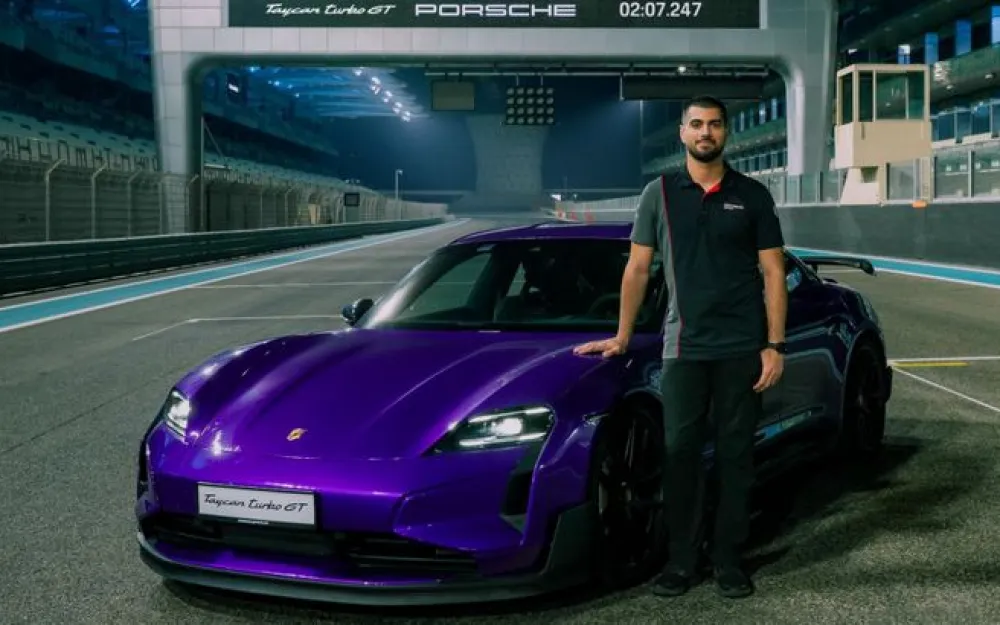 Рамез Аззам рядом с Porsche Taycan Turbo GT