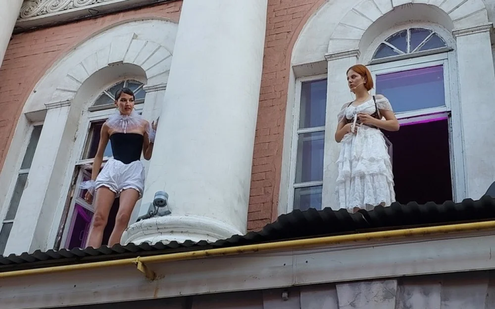 Необычный театральный уикенд в Нижнем Новгороде: зрители в песке, артисты в Волге и окнах чайной