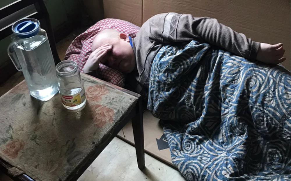 «Живу в коридоре, сплю на полу»: сирота больше 30 лет ждет положенную по закону квартиру