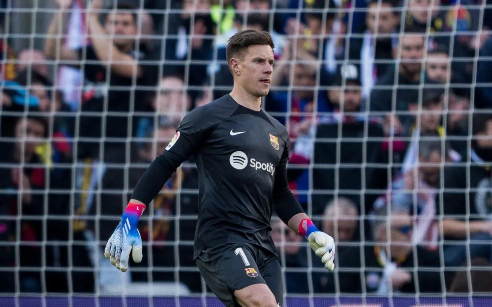 Лишенный капитанской повязки вратарь Барселоны отказался пускать врачей