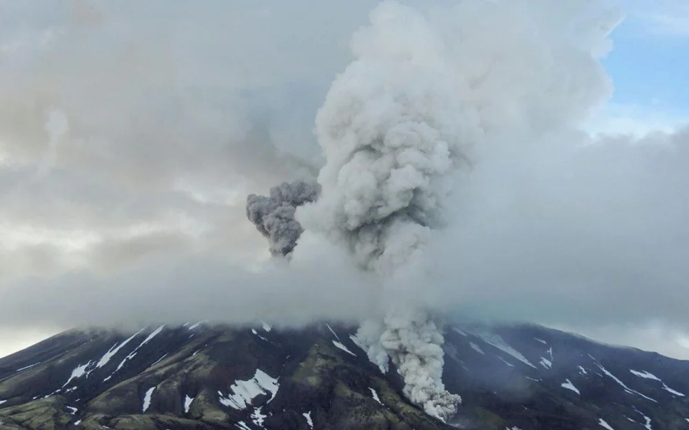 Вулкан Крашенинникова на Камчатке выбросил пепел на высоту 2,5 километра