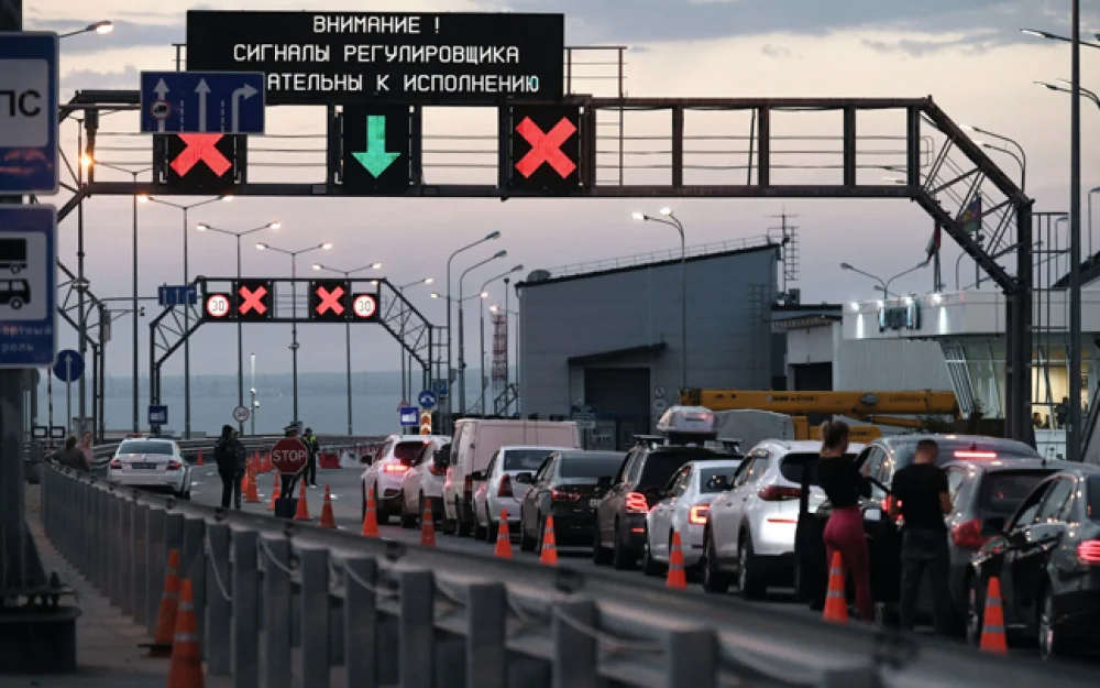 В очередях на Крымском мосту скопилось почти 650 автомобилей