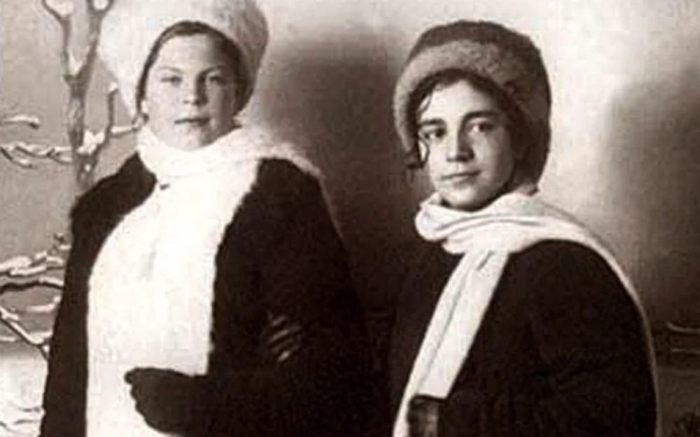 Девушка в белой накидке