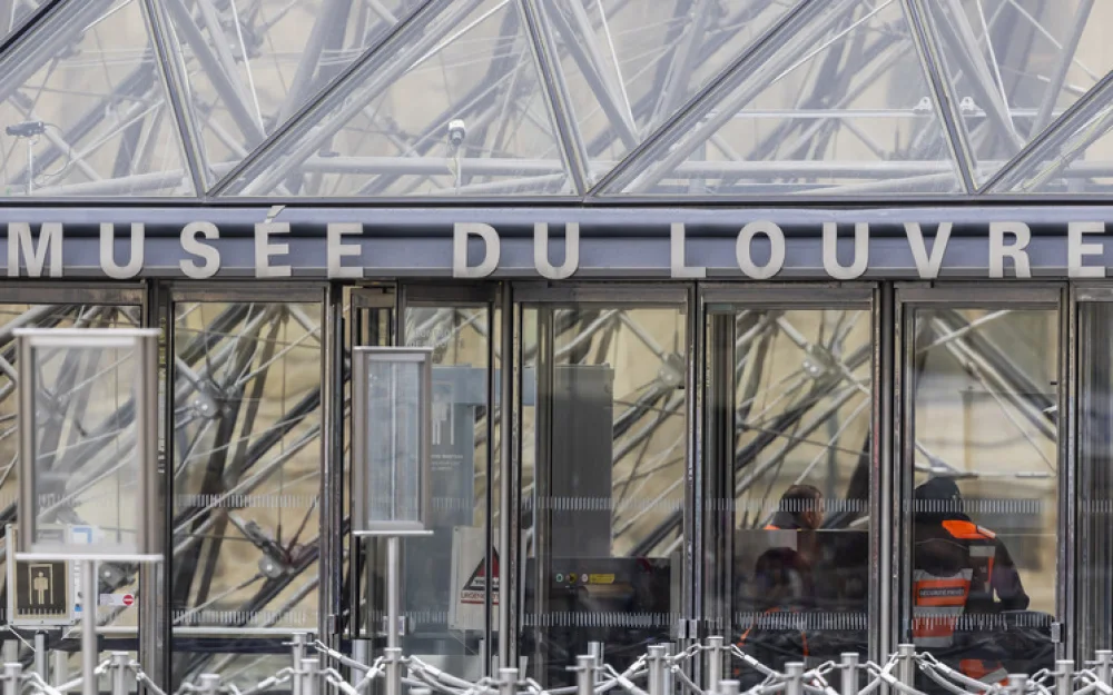 «Частично признались»: появились подробности расследования ограбления Лувра