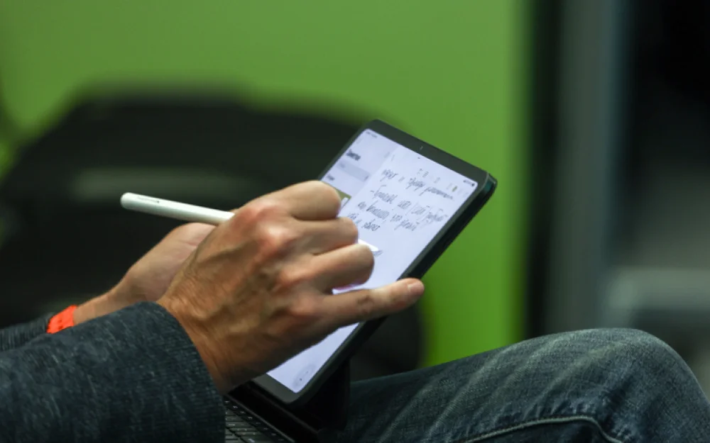 Учителям и врачам выдадут отечественные планшеты, чтобы цифровизация давалась легче