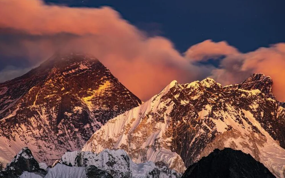 Вертолет разбился в горах во время работ по спасению застрявших туристов