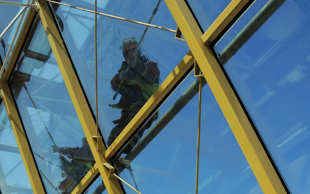 Старейший альпинист Москвы упал с крыши двухэтажного здания и сломал нос