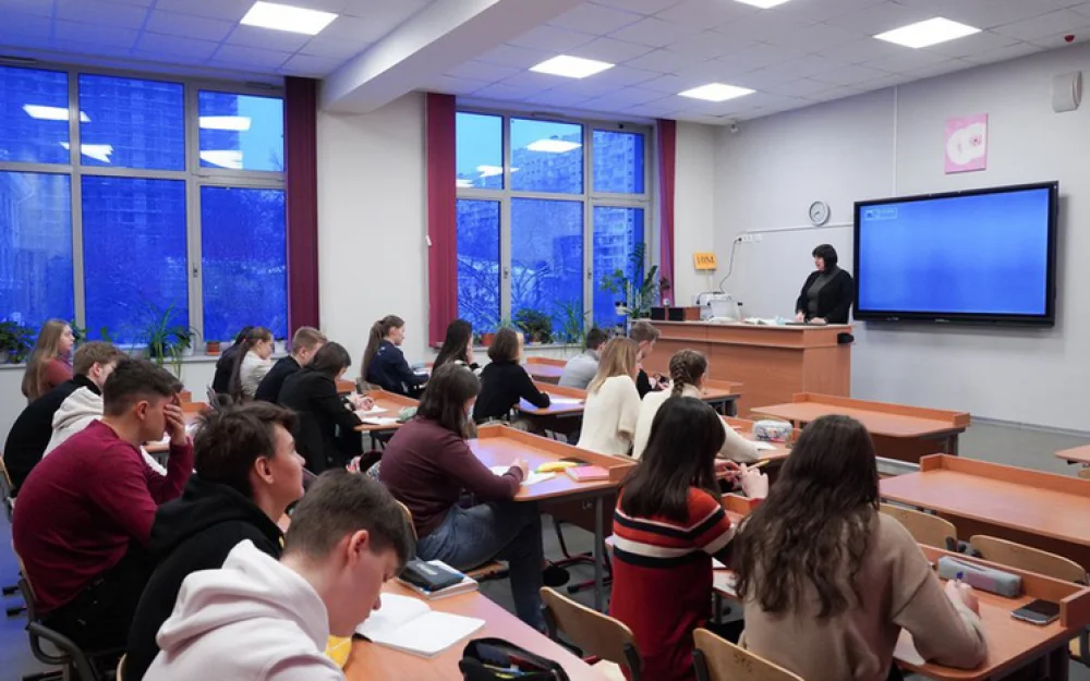 Бесконтактная школа: в Свердловской области хотят запретить трогать учеников руками