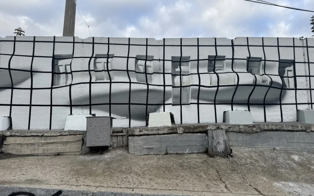 Город нанизали на цветную ось: галерея под открытым небом