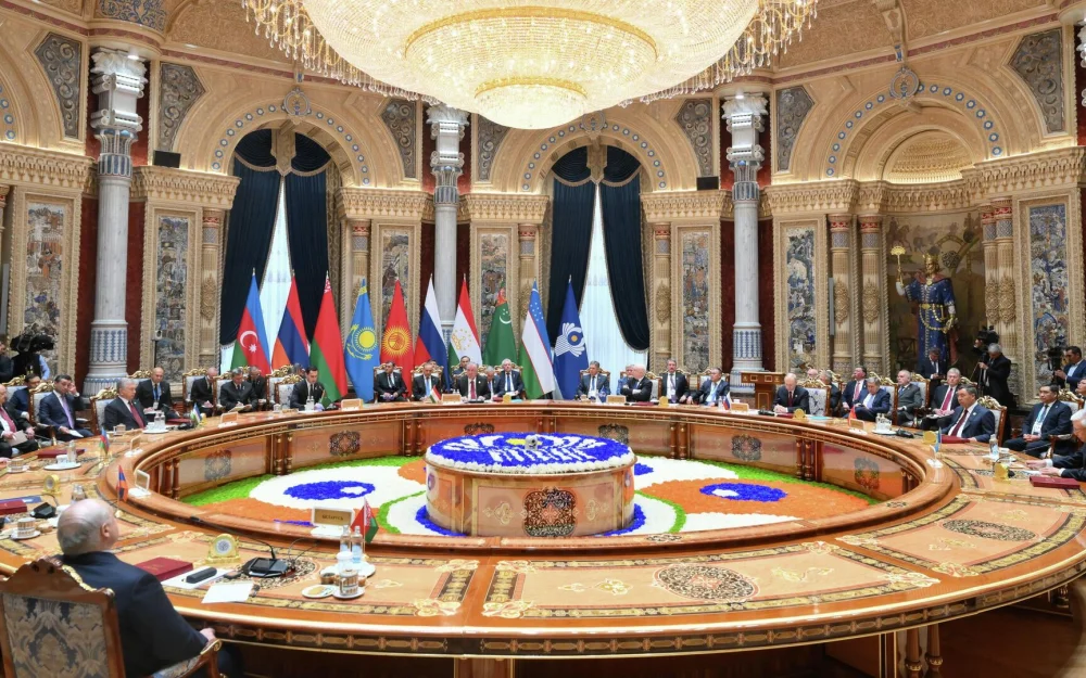 Путин и другие лидеры СНГ после саммита посетили официальный приём