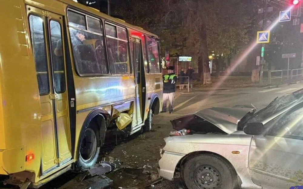 В Самаре восемь человек пострадали в ДТП с автобусом и легковушкой