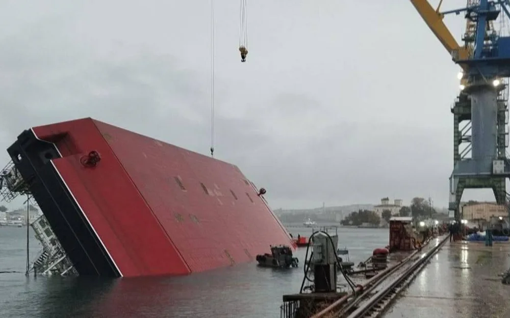 В Севастополе при крушении плавучего крана погибли электромеханик и матрос