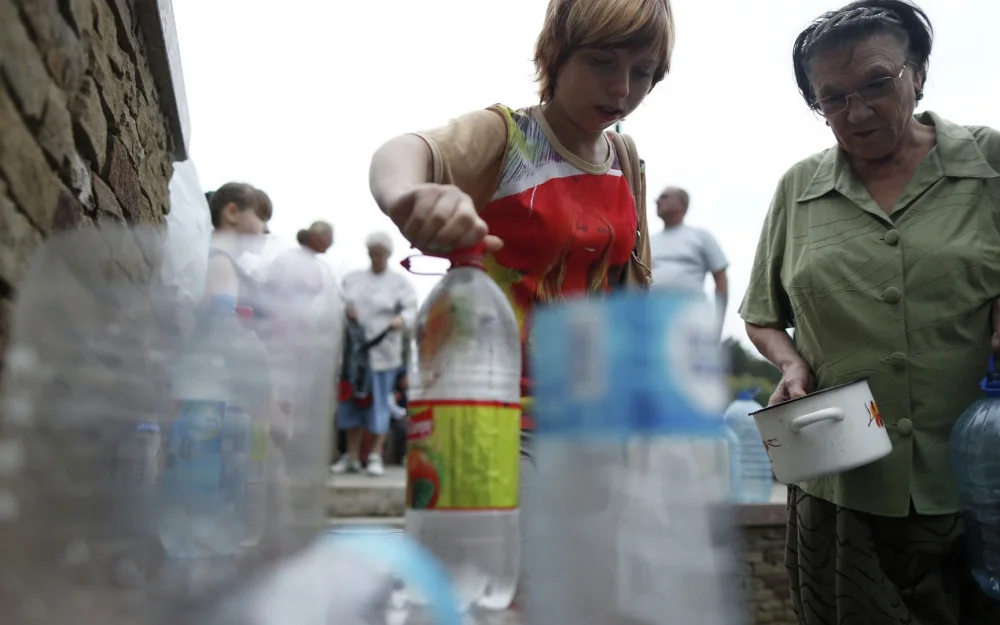 Жителям Донецка ежедневно развозят около четырех тысяч кубометров воды