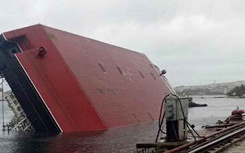 Число погибших при крушении плавучего крана в Севастополе возросло до трех