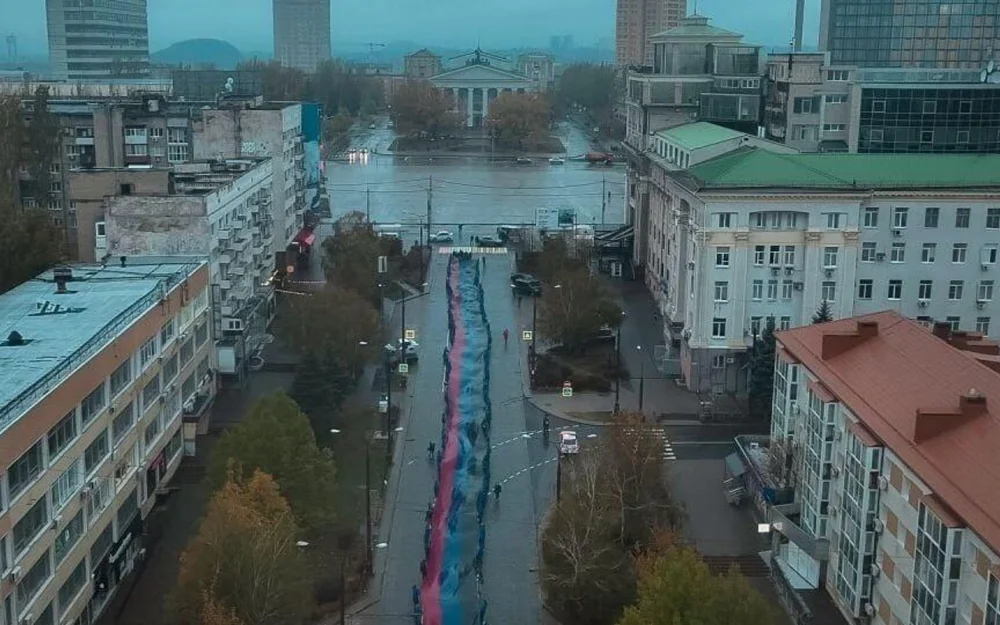 В центре Донецка развернули флаг ДНР длиной 200 метров