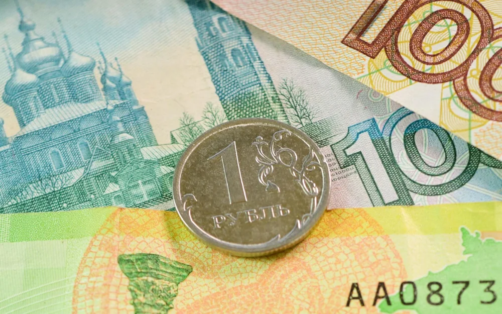 В Сбербанке ожидают ослабления рубля до 90 рублей за доллар