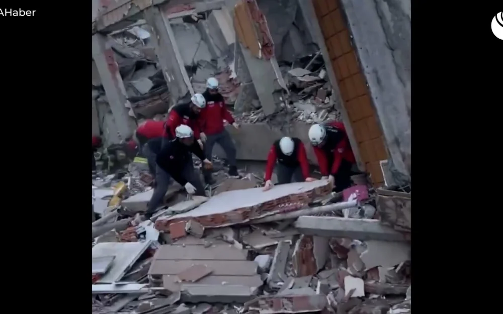 Спасатели извлекли тело погибшего из-под обломков дома в Гебзе