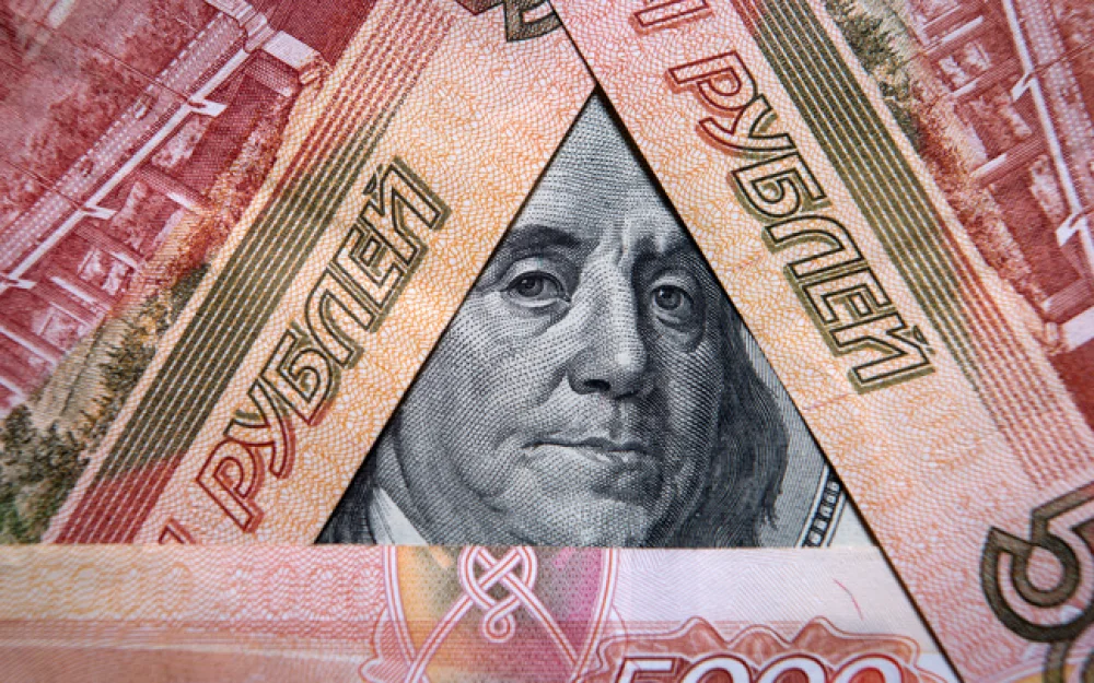 Курс доллара на межбанке опустился ниже 77 рублей