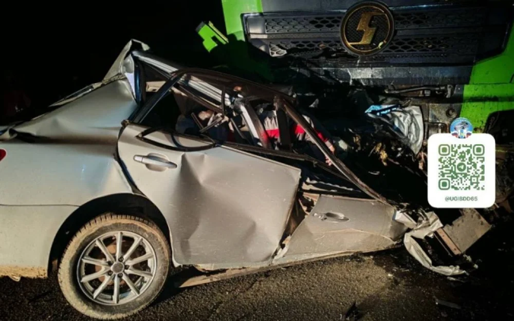 На Сахалине легковая машина врезалась грузовик, один человек погиб