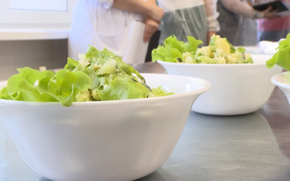 Количество отравившихся в столовой петербургского колледжа выросло до 20