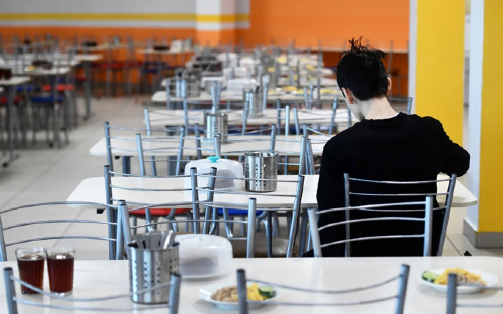 Прокуроры проверят данные о разделительных табличках в школьных столовых Азова