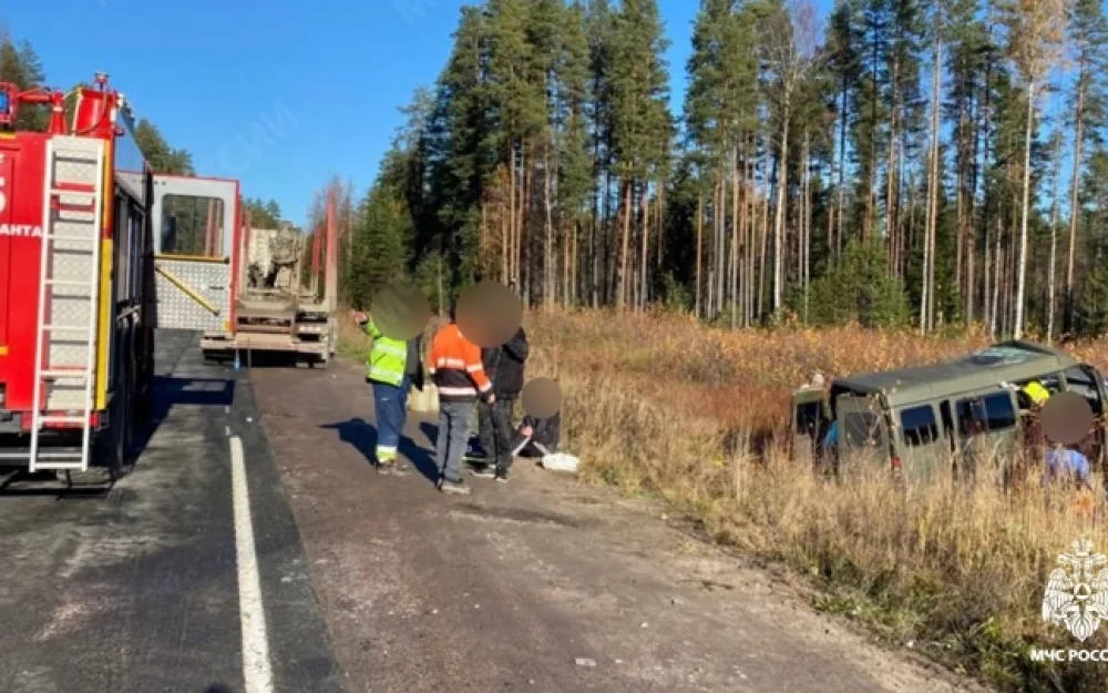 Восемь человек госпитализированы после ДТП с микроавтобусом в Карелии