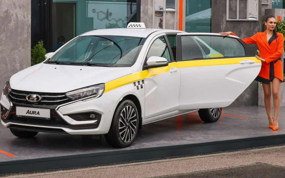 Российская альтернатива Camry: Lada Aura начала работать в такси Москвы