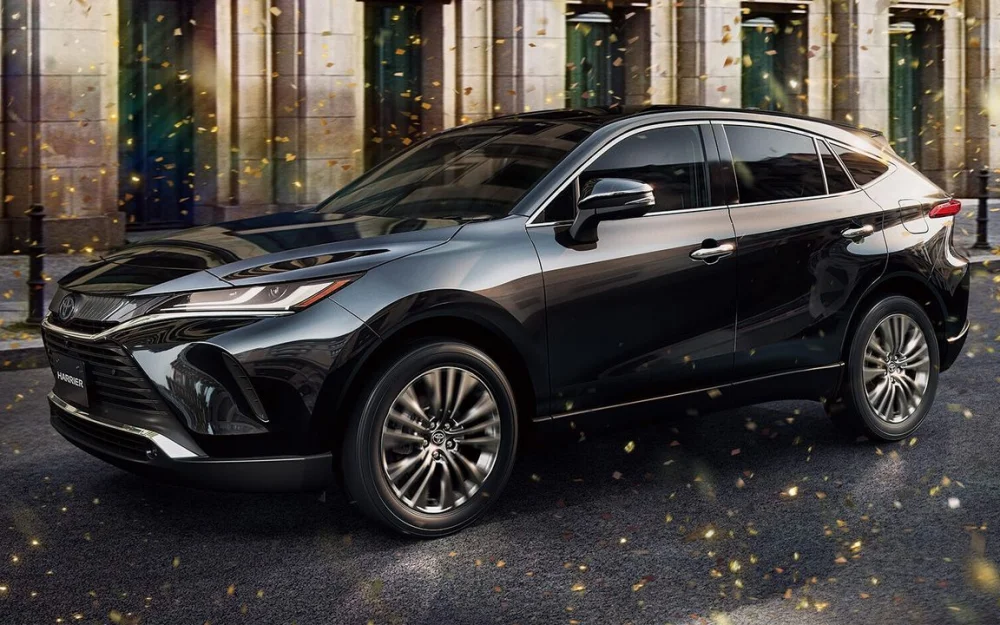 В России появился новый семейный кроссовер Toyota, который стоит дешевле Geely Monjaro