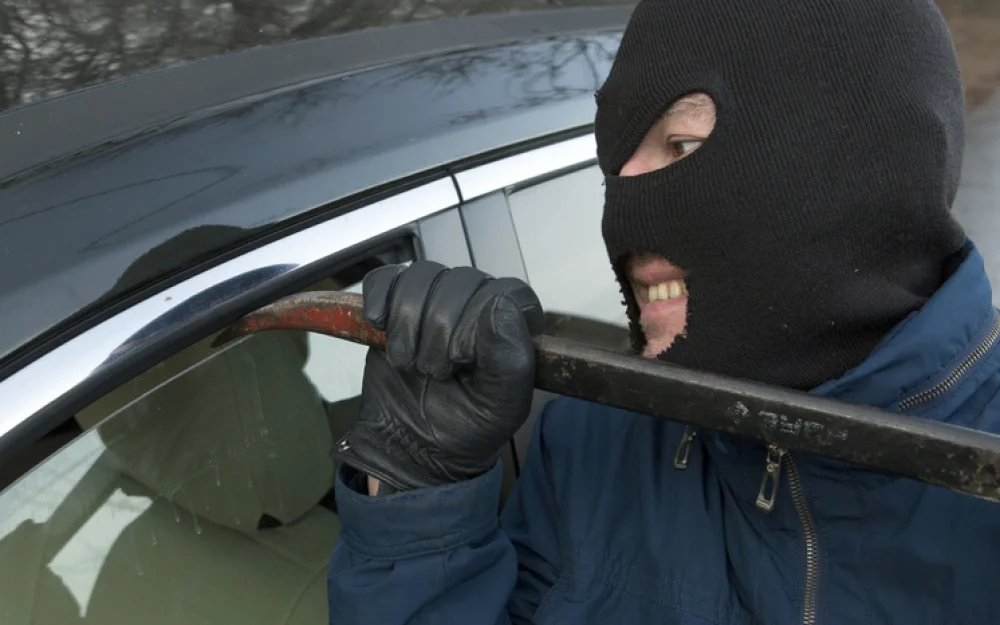 Бандиты в масках ограбили разбитый автомобиль прямо на шоссе