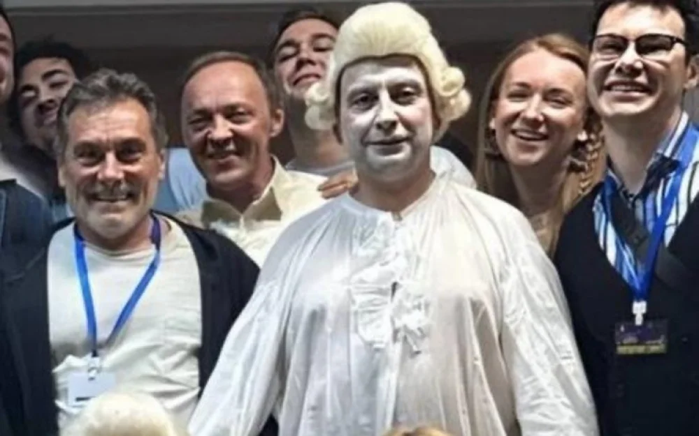 Директора театров начали выходить на сцену